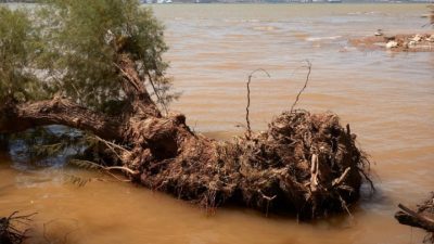 «Μπάλλος»-Εύβοια: Φούσκωσε ποτάμι στα Νέα Στύρα. Πλημμύρισαν δρόμοι και δεκάδες σπίτια