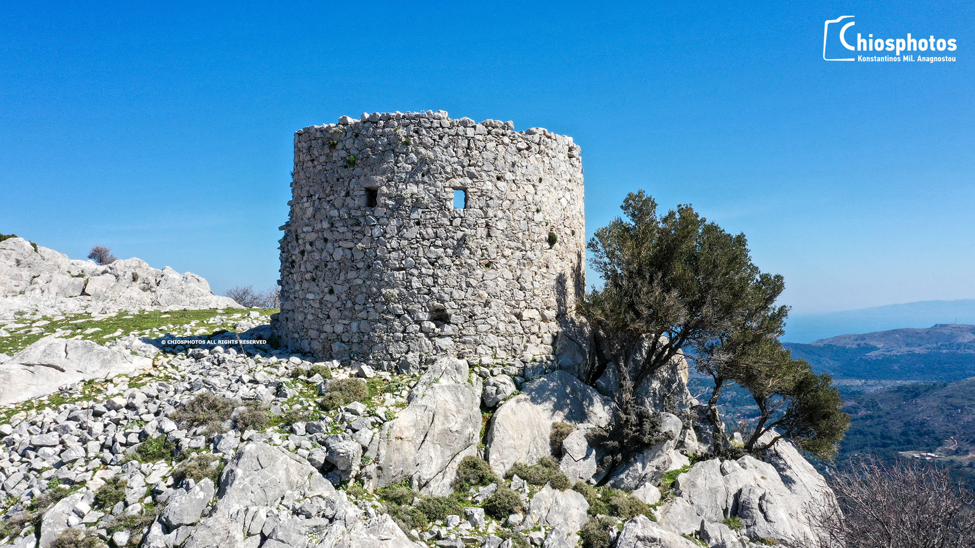 Το απρόσιτο Κάστρο της Γριάς. Δείτε από ψηλά που οχυρώθηκαν οι Καρδαμυλίτες κατά των Τούρκων. Πως πήρε την ονομασία (drone)