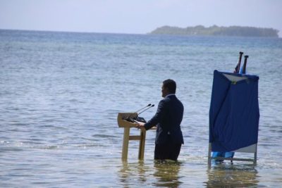 Υπουργός έκανε ομιλία με κοστούμι και γραβάτα μέσα στη θάλασσα. Έκκληση για την  κλιματική αλλαγή
