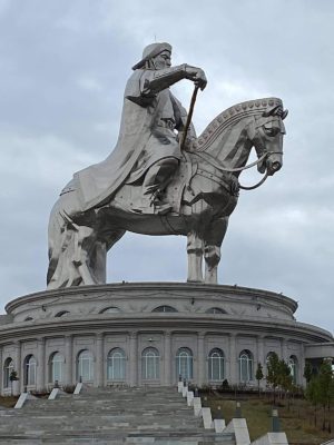 Το τεράστιο άγαλμα, του έφιππου Τζένγκις Χαν, που αφάνισε με τους πολέμους του το 11% του παγκόσμιου πληθυσμού