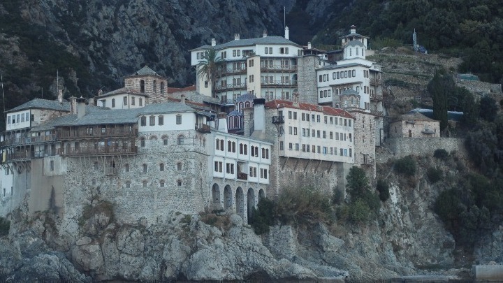 Με κορονοϊό δεκάδες μοναχοί στα κελιά του Αγίου Όρους. Πού εντοπίζονται τα περισσότερα κρούσματα