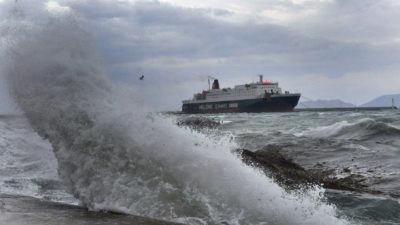 Προβλήματα στα ακτοπλοϊκά δρομολόγια λόγω των ισχυρών νότιων ανέμων. Καταστροφές σε Ήπειρο, Τρίκαλα και Καρδίτσα