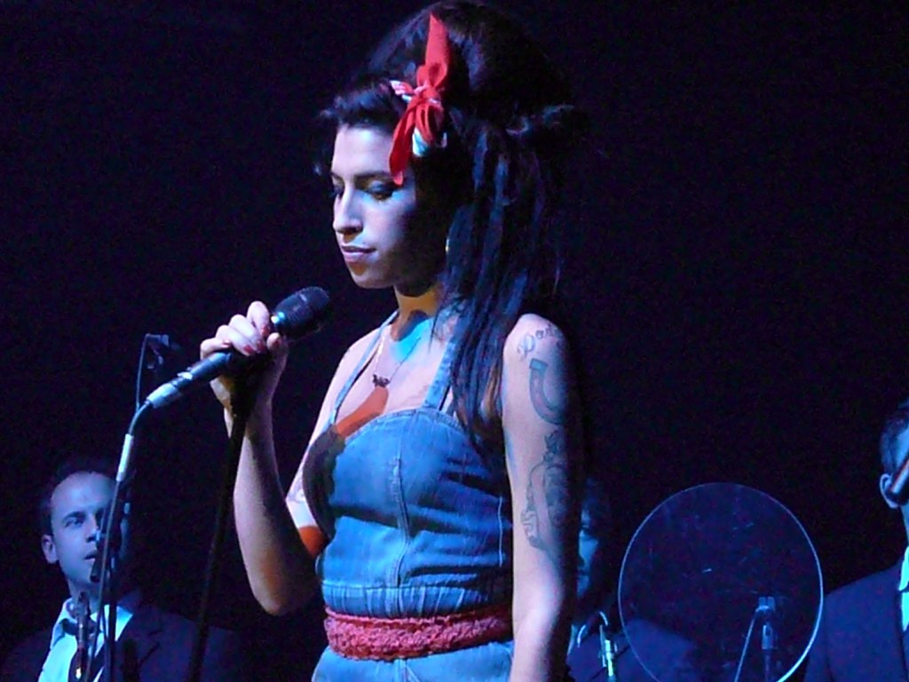 Σε δημοπρασία πάνω απο 800 ρούχα και κοσμήματα της Amy Winehouse – Μέχρι 20.000 δολάρια το κομμάτι