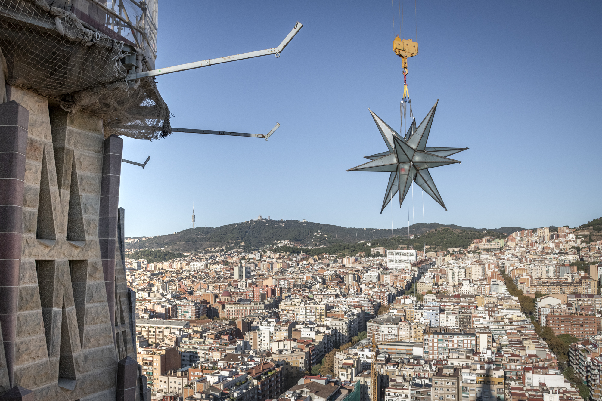 Αντιδράσεις για το γιγάντιο αστέρι πάνω από τη Σαγράδα Φαμίλια στη Βαρκελώνη – Απειλούνται οι κατοικίες 1.000 οικογενειών