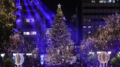 Φωταγωγήθηκε το χριστουγεννιάτικο δέντρο στην πλατεία Συντάγματος- Έχει ύψος 19 μέτρα και περισσότερα από 60.000 πολύχρωμα λαμπάκια