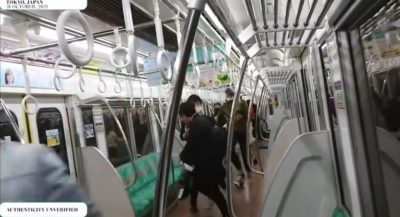 Σοκ στην Ιαπωνία από επίθεση άνδρα που ντύθηκε Τζόκερ και μαχαίρωσε 17 επιβάτες στο μετρό. Άναψε φωτιά μέσα στο συρμό