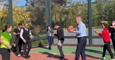 Ο Ερντογάν διαψεύδει τις φήμες για επιδείνωση της υγείας του παίζοντας μπάσκετ (Βίντεο)