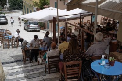 Τα νέα μέτρα για τους ανεμβολίαστους. Τι θα ισχύσει για εργασία, διασκέδαση. Διπλασιάζονται τα πρόστιμα – Ποιοι εξαιρούνται