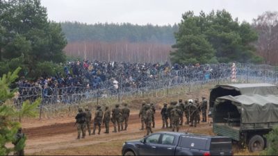 Χιλιάδες μετανάστες συγκεντρώνονται σε φυλάκιο στα σύνορα Λευκορωσίας-Πολωνίας – Σε επιφυλακή Πολωνοί στρατιώτες(Bίντεο)