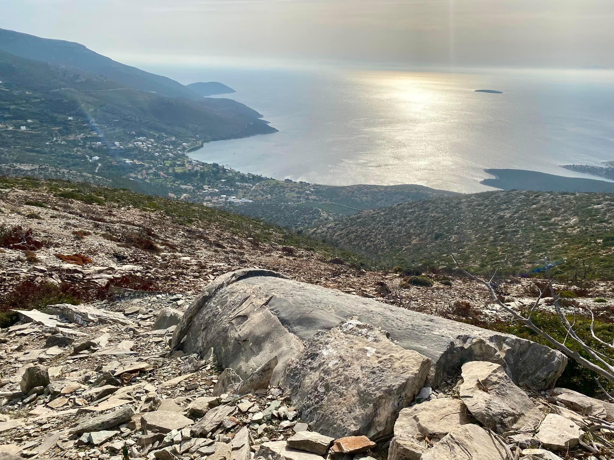 Νημποριό, το ψαροχώρι με τα Δρακόσπιτα και το αρχαίο λατομείο. Κινδυνεύει να γίνει αιολικό πάρκο. Αυτοψία των αρχαιολόγων