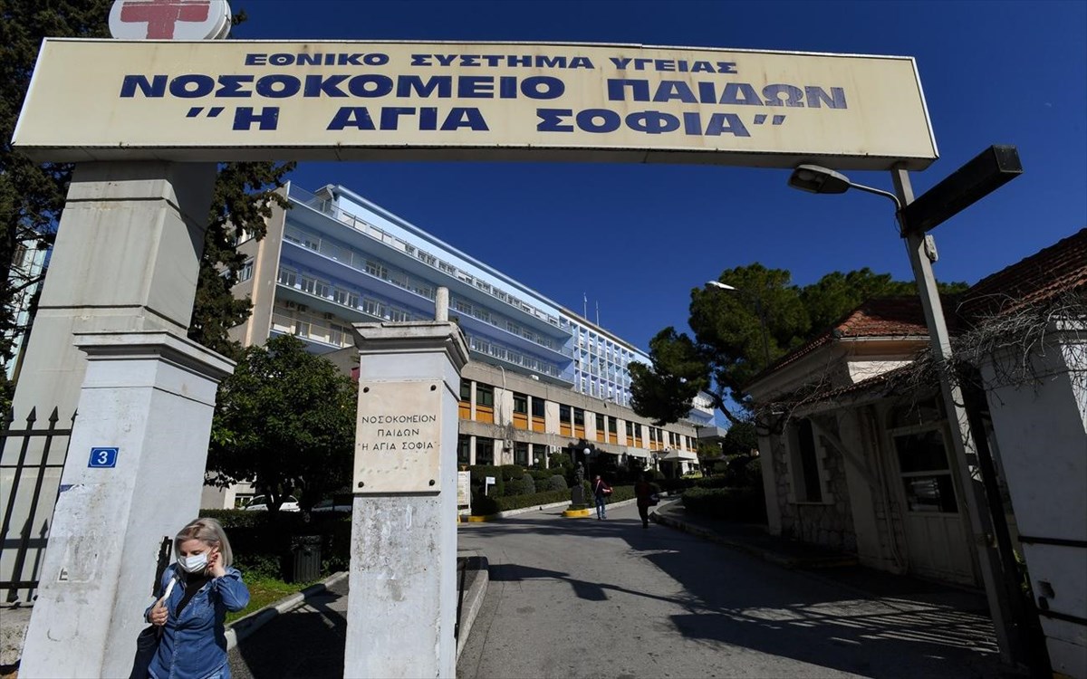 Σε κρίσιμη κατάσταση η 13χρονη που έπεσε από τον 6ο όροφο πολυκατοικίας στο Κολωνάκι