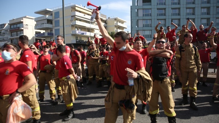 Κλειστή η κάθοδος της Κηφισίας – Συγκέντρωση πυροσβεστών έξω από το Υπουργείο Πολιτικής Προστασίας