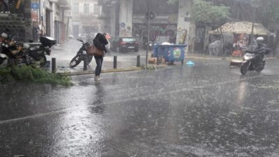 Δυνατή καταιγίδα στην Αθήνα. Σε ποιες περιοχές θα χτυπήσει τις επόμενες ώρες η κακοκαιρία