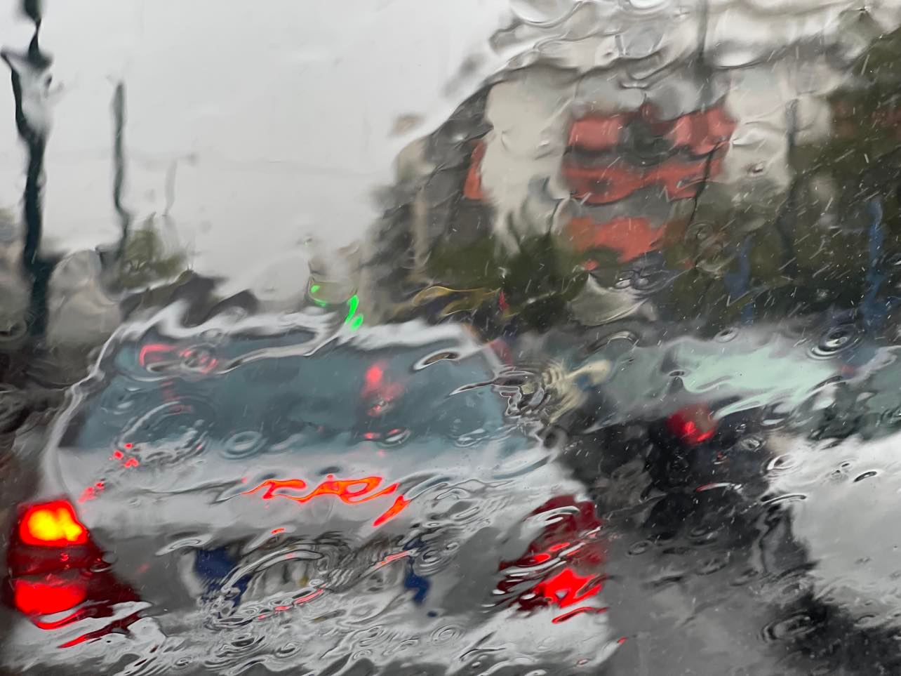 Ποιοι δρόμοι έκλεισαν από τις ισχυρές βροχοπτώσεις στην Αττική. Πότε θα εξασθενήσει η κακοκαιρία