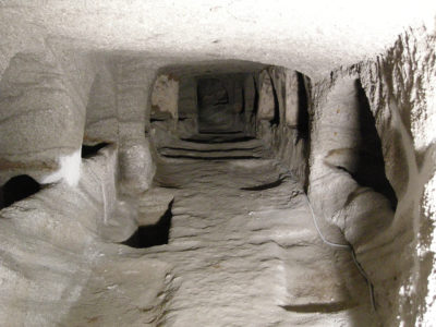 Κατακόμβες Μήλου. Το υπόγειο νεκροταφείο των πρώτων χριστιανών. Αυτοψία στο χώρο που αποκαλούσαν «Ελληνική Σπηλιά»