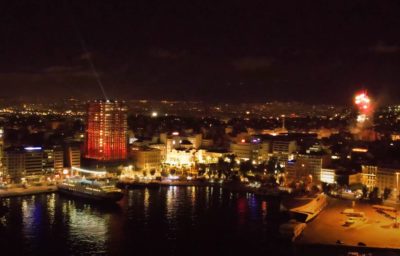 Ο Πύργος του Πειραιά φωταγωγήθηκε και το λιμάνι “φόρεσε” τα γιορτινά του. Το κτίριο – φάντασμα παίρνει ζωή (drone)
