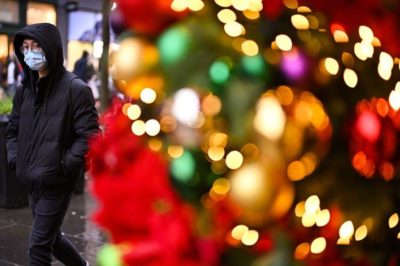 Πολίτες στη Βουδαπέστη κάνουν ποδήλατο για να φωτίσουν το χριστουγεννιάτικο δέντρο