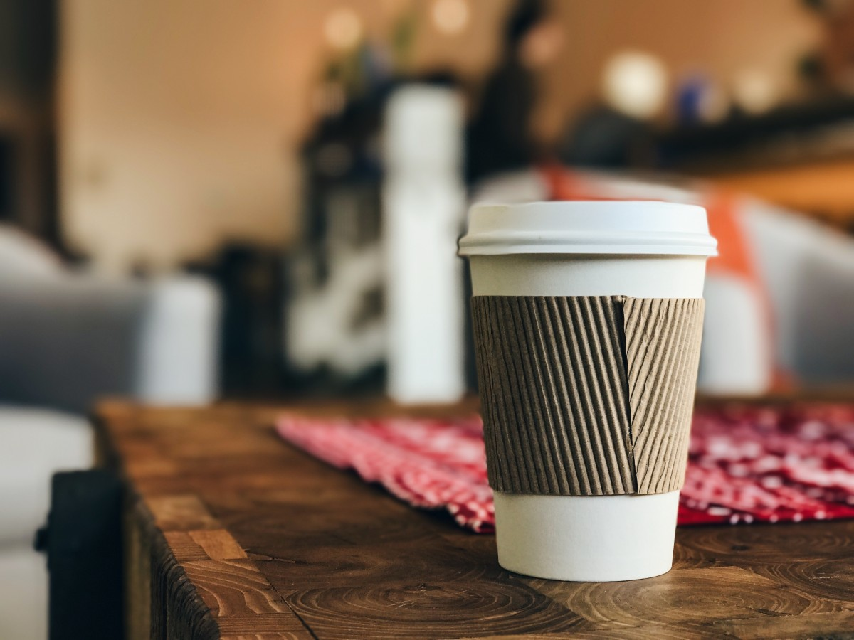 Ακριβότερος κατά 10 λεπτά ο καφές στο χέρι από τον Ιανουάριο. Σε ποια άλλα προϊόντα μπαίνει “πράσινο τέλος”
