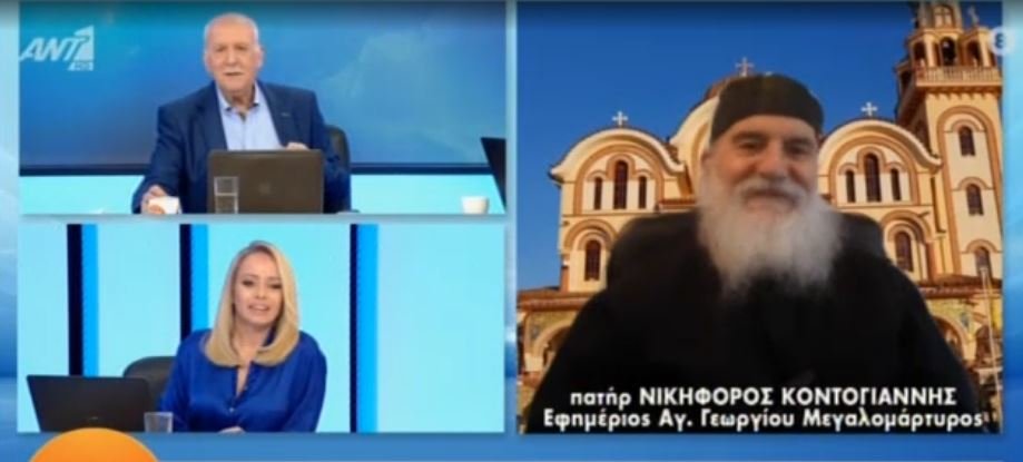 Ιερέας στη Λάρισα έβαλε video wall και φωτοκύτταρο στο ναό για να αποφεύγεται ο συνωστισμός λόγω Covid. Παρέχει και δωρεάν rapid test