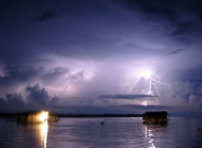 Η λίμνη με την “αιώνια καταιγίδα” όπου πέφτουν συνεχώς κεραυνοί. Αποτελεί φυσικό φάρο για τους ναυτικούς