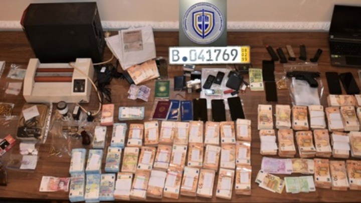 Πώς δρούσε το κύκλωμα των παράνομων ελληνοποιήσεων-Το «μπλε», το «βιβλιαράκι» και η ταρίφα των 30.000 ευρώ