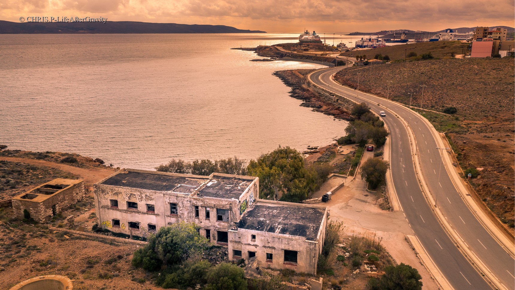 Το έρημο εργοστάσιο που η παραλία του έγινε “στέκι” χειμερινών κολυμβητών. Από την ασετιλίνη στο λουκέτο (βίντεο)