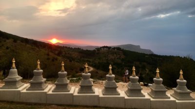 Το “ελληνικό Θιβέτ” βρίσκεται στην ορεινή Κορινθία. Περιήγηση ανάμεσα στις βουδιστικές στούπες (drone)