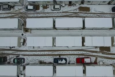 Δοκιμάζεται από το χιονιά το Αρκαλοχώρι- Εικόνες drone με τον καταυλισμό των σεισμόπληκτων μέσα στα χιόνια