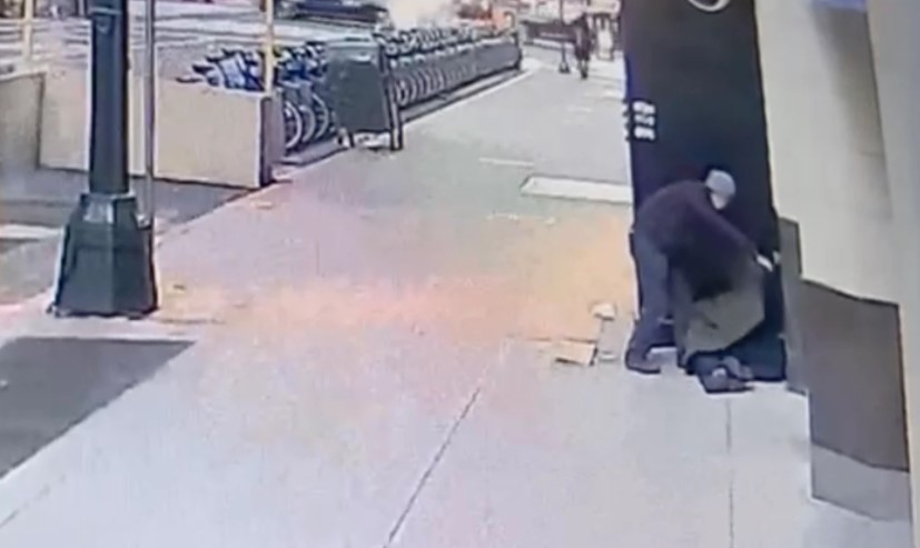 Άστεγος ληστεύει «καλό Σαμαρείτη» που του έδωσε ένα παλτό στο πεζοδρόμιο της Νέας Υόρκης (Βίντεο)