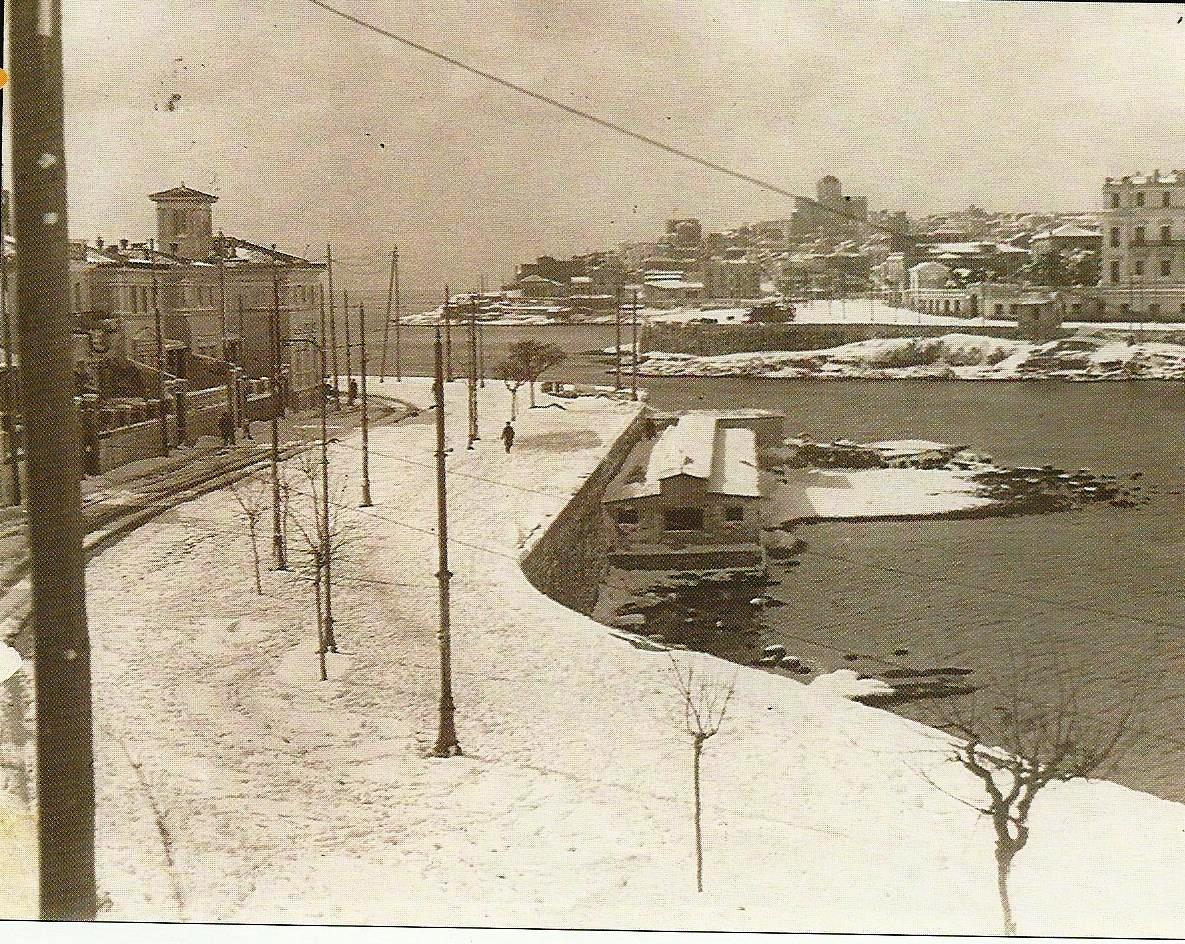 Η τρομερή χιονόπτωση στον Πειραιά του 1934. Οι συλλήψεις για τον χιονοπόλεμο και τα ακινητοποιημένα οχήματα στο Σκαραμαγκά