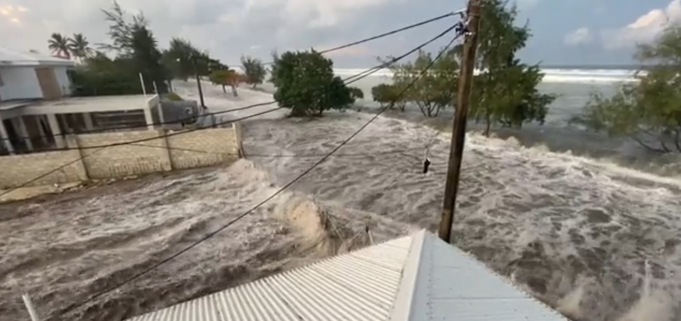 Έκρηξη ηφαιστείου στη νήσο του Ειρηνικού, Τόνγκα – Προειδοποίηση για τσουνάμι. Κύματα μισού μέτρου στις ακτές