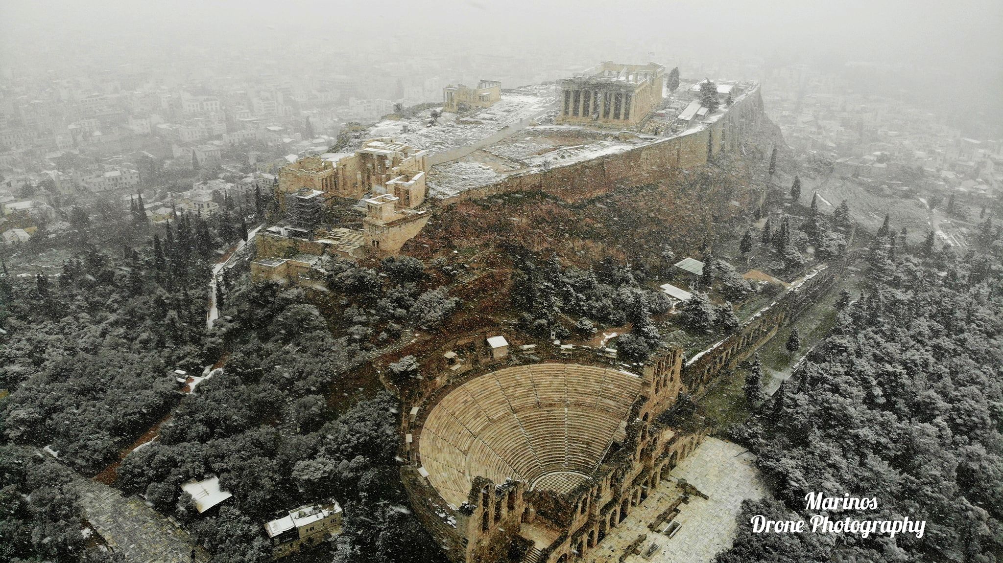 Η «Ελπίδα» έντυσε στα λευκά την Ακρόπολη- Εντυπωσιακές εικόνες drone από τον Ιερό Βράχο