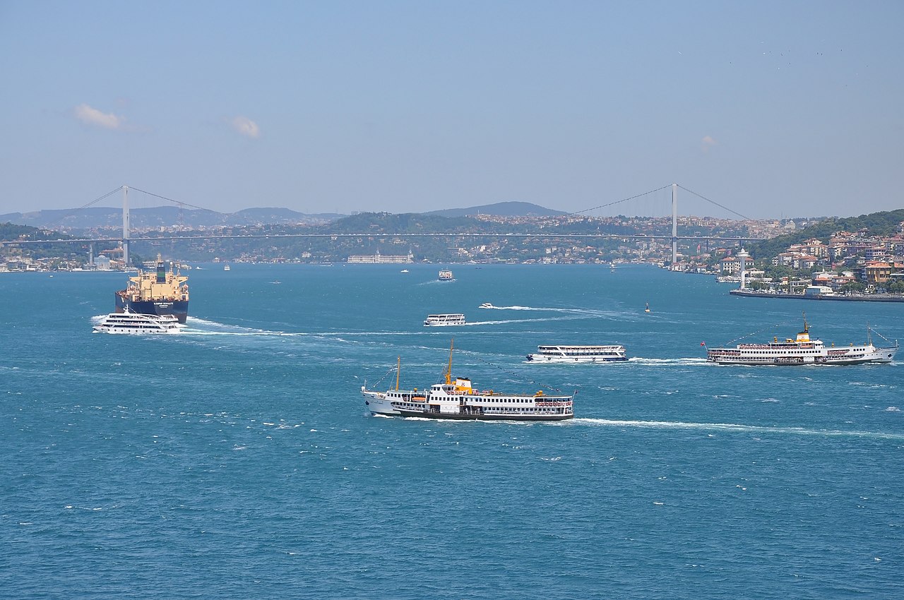 Η Τουρκία κλείνει τα Στενά του Βοσπόρου για πολεμικά πλοία. Η Άγκυρα εφαρμόζει την συνθήκη του Μοντρέ