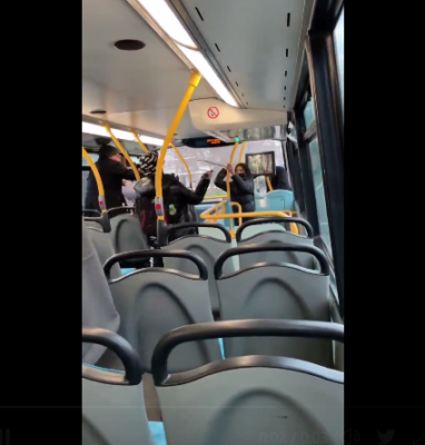 Σοκάρει το βίντεο με νεαρούς που μάχονται με ματσέτες και σιδηρόβεργες μέσα σε λεωφορείο στη Βρετανία