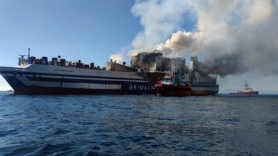 Αναζωπυρώθηκε η φωτιά στο εσωτερικού του Euroferry Olympia – Στελέχη της Πυροσβεστικής επιχειρούν στο σημείο