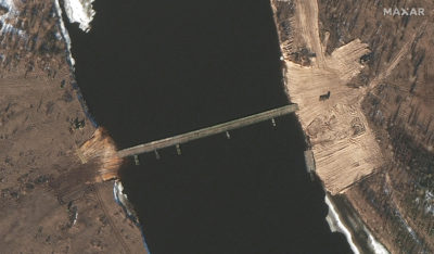 Ουκρανία. Στη δημοσιότητα φωτογραφίες από την πλωτή γέφυρα που κατασκεύασαν οι Ρώσοι κοντά στα σύνορα