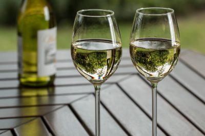 Δυο ποτήρια κρασιού ισοδυναμούν με τις θερμίδες ενός χάμπουργκερ. Τι δείχνει νέα βρετανική έρευνα