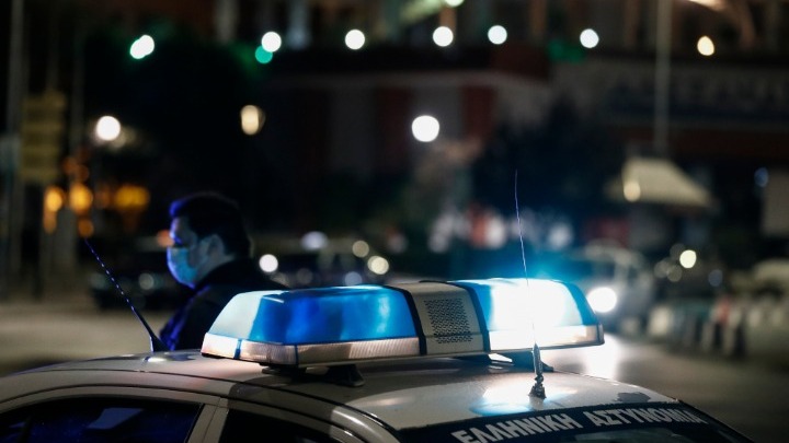 Ταυτοποιήθηκε ο οδηγός που έπεσε στο μπλόκο της ΕΛΑΣ στο Κορωπί και τον αναζητούν- Τραυμάτισε 3 αστυνομικούς