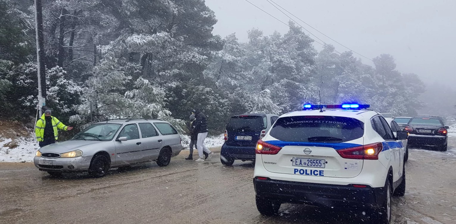 Απαγορεύεται η κυκλοφορία φορτηγών στην Αθηνών-Λαμίας από τις 11 το πρωί. Υποχρεωτικό τα αυτοκίνητα να έχουν μαζί τους αλυσίδες μετά την Κηφισιά