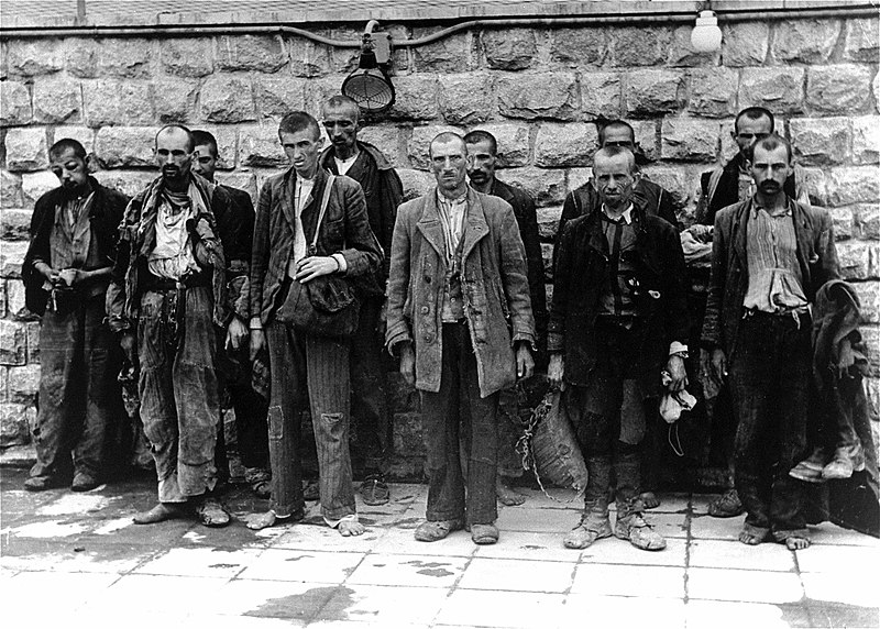 Mauthausen_Prisoners_standing_against_a_wall