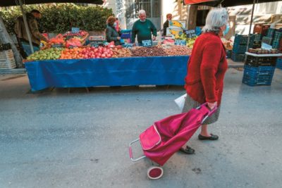 Επίδομα ακρίβειας. Τη Μ. Τρίτη η καταβολή των 200 ευρώ. Ποιοι είναι οι δικαιούχοι