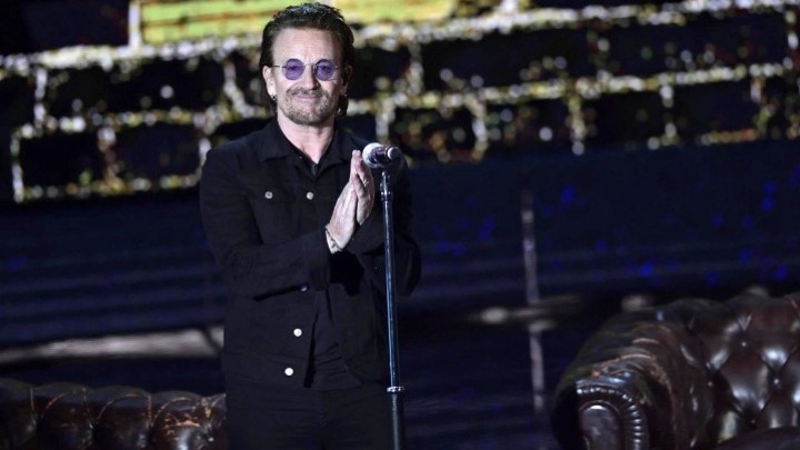 Ο Bono των U2 έγραψε ποίημα για την Ουκρανία. H Νάνσι Πελόζι το απήγγειλε. Οι αντιδράσεις στα social media