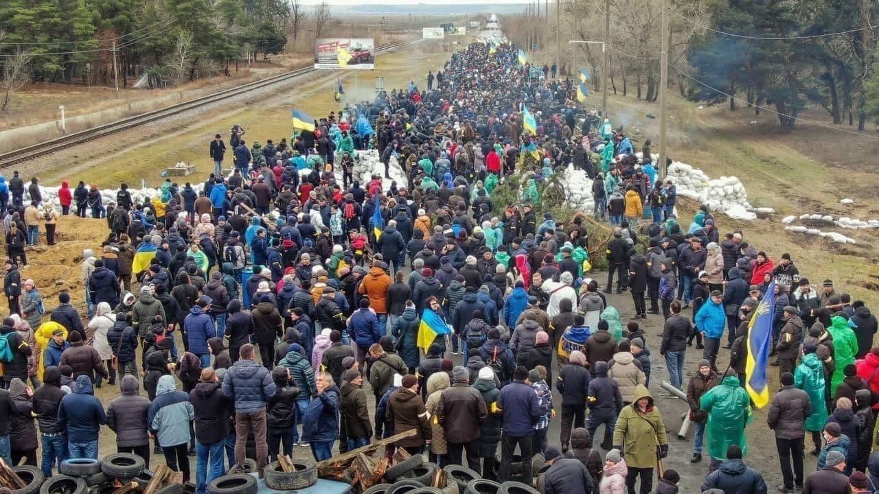 Ουκρανοί πολίτες εμποδίζουν τους Ρώσους εισβολείς στο Energodar. “Για έναν πραγματικό λαϊκό πόλεμο” έκανε λόγο ο Ουκρανός Υπουργός Εξωτερικών