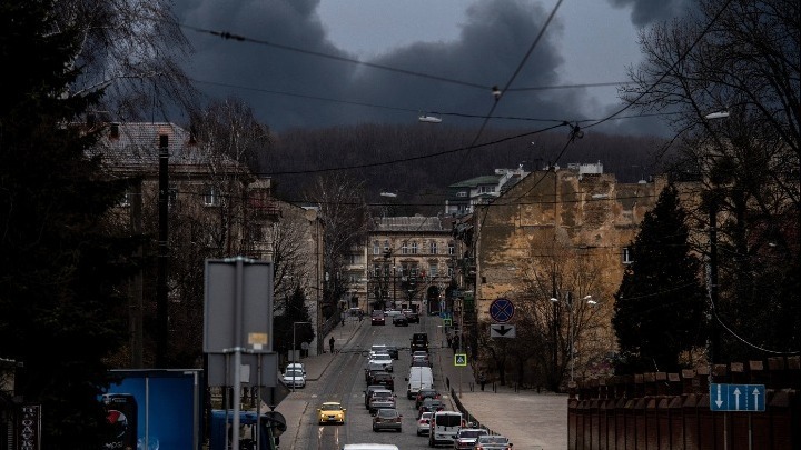 Νέες ρωσικές αεροπορικές επιδρομές σε αρκετές πόλεις της Ουκρανίας. Το Κίεβο κατηγορεί τη Ρωσία για «απάνθρωπες» τακτικές