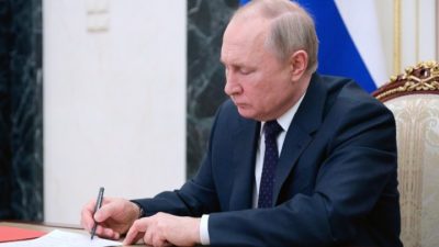 Για «εγκλήματα πολέμου» κατηγορεί την Ουκρανία ο Πούτιν στην επικοινωνία του με τον Μακρόν