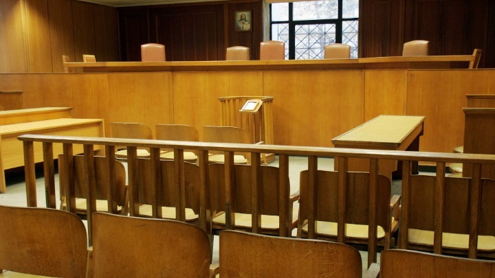 Ξεκίνησε η δίκη του 48χρονου, που κατηγορείται ότι κακοποιούσε σεξουαλικά τις ανήλικες φίλες των παιδιών του. Τι κατέθεσε η πρώτη μάρτυρας