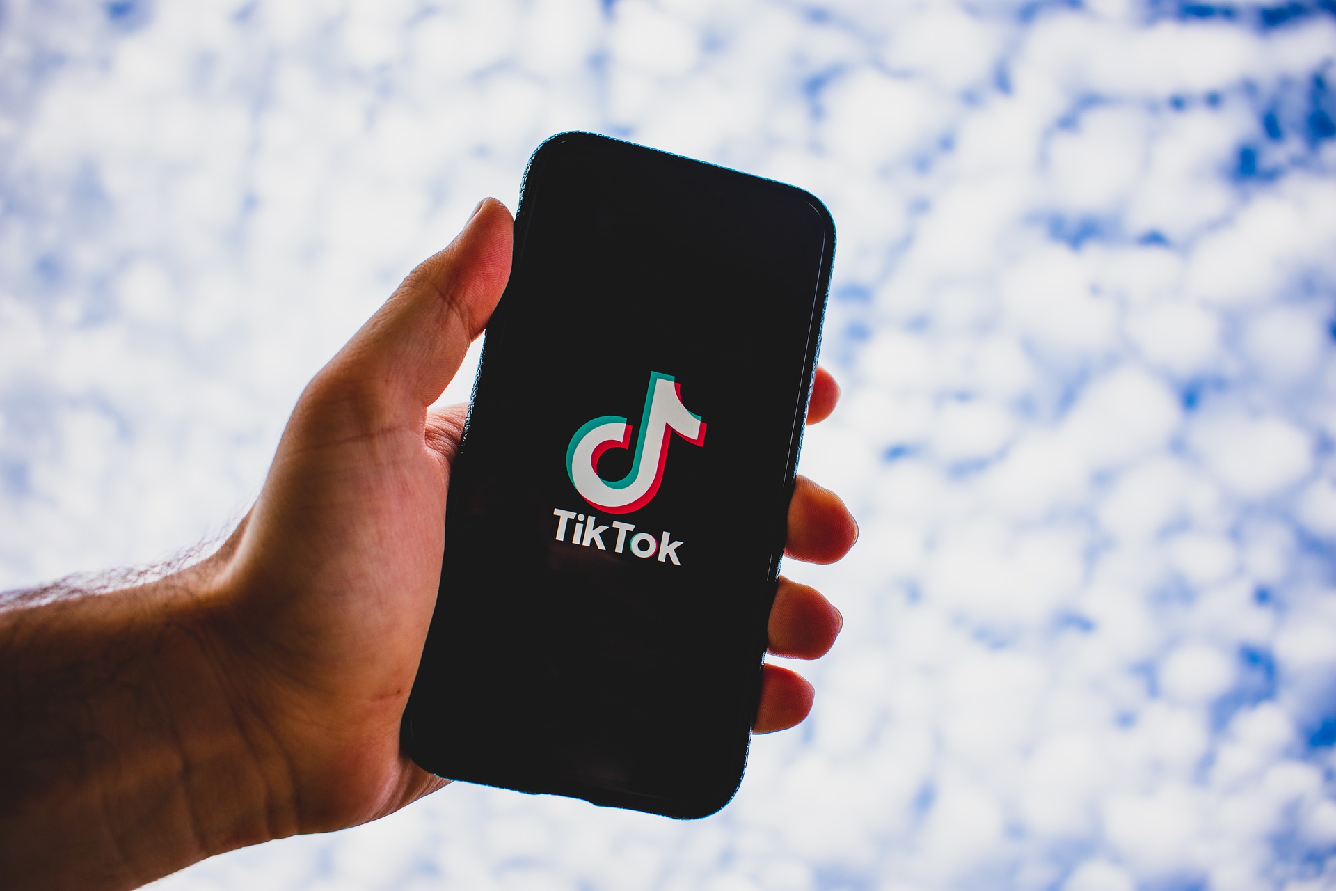 Ο αλγόριθμος του TikTok τροφοδοτεί ψευδείς ειδήσεις για τον πόλεμο στην Ουκρανία. Τι υποστηρίζει αμερικανική έρευνα