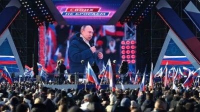 Η κρατική τηλεόραση διέκοψε ξαφνικά την ομιλία του Πούτιν σε κατάμεστο στάδιο της Μόσχας- Τι απάντα το Κρεμλίνο