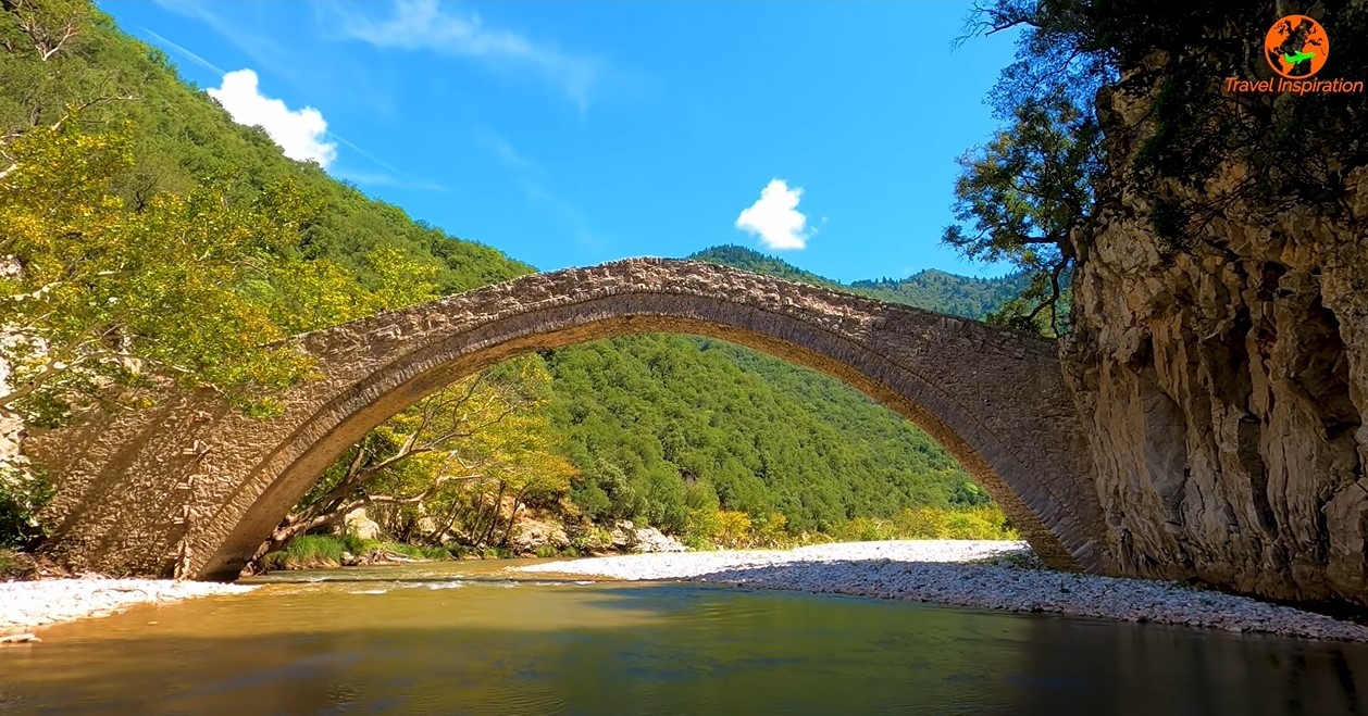 Το μονότοξο γεφύρι της Βίνιανης που “προστατεύουν” οι αγριομέλισσες και οι νυχτερίδες. Δείτε πως η παράδοση συναντά το μύθο