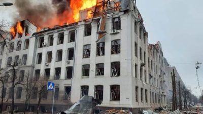 Ουκρανοί αξιωματούχοι επιβεβαιώνουν ότι οι Ρώσοι κατέλαβαν τη Χερσώνα. Εκρήξεις στο Κίεβο